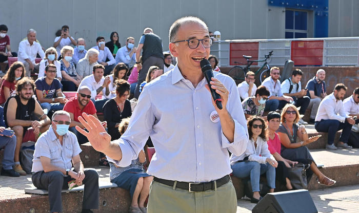 Enrico Letta, segretario del PD, durante l'incontro organizzato da Cittagorà presso Piazza Don Franco Delpiano, Torino,
