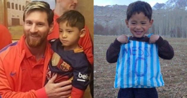 Nella composizione grafica, Messi con il bambino afghano Murtaza Ahmadi nel Camp Nou di Barcellona ed il bimbo nel 2016 con la maglietta di plastica con il nome del fuoriclasse .