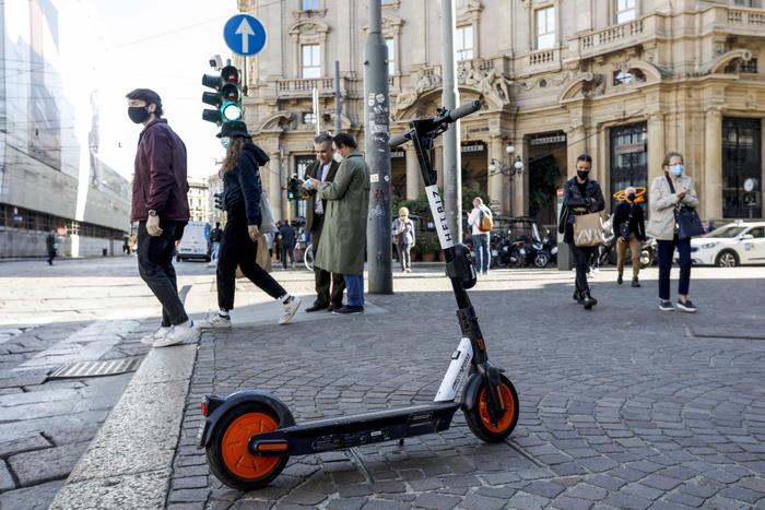Monopattini elettrici parcheggiati nelle vie del centro di Milano, 13 ottobre 2020