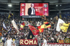 L'entusiasmo dei tifosi della Roma dopo la vittoria sul Sassuolo.