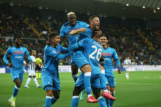 Amir Rrahmani riceve l'abbraccio dei compagni di squadra dopo il gol contro l'Udinese.