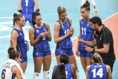 Il coach azzurro Davide Mazzanti con le ragazze dell'Italia.