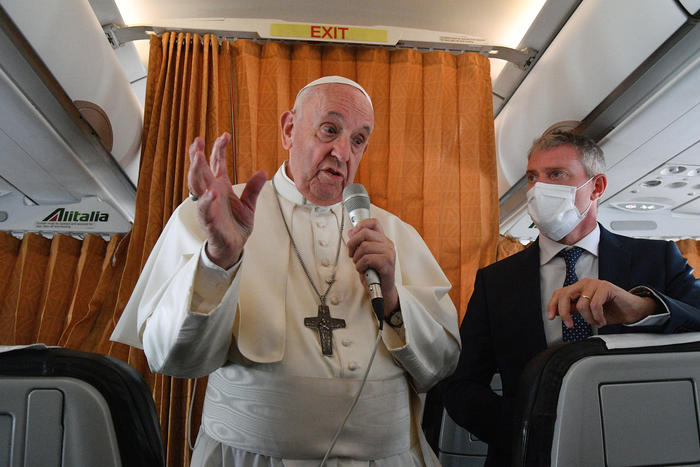 Papa Francesco parla con i giornalisti sull'aereo Alitalia che l'ha riportato dal viaggio in Slovacchia
