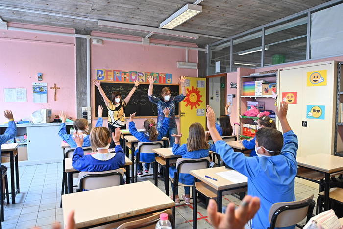 Studenti in classe nel primo giorno di lezioni presso le scuole elementari Erminio Franchetti, Torino