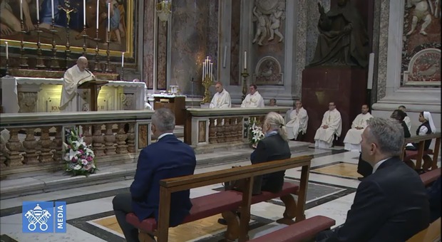 Papa Francesco senza mascherina durante la Messa in Vaticano.
