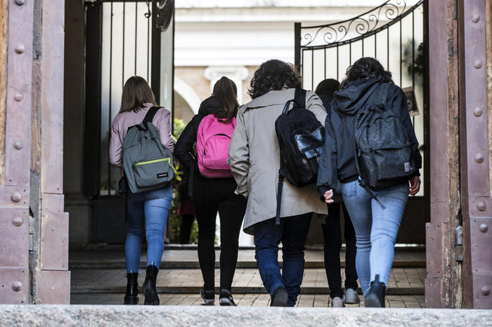 Studenti all'ingresso del liceo Visconti per la riapertura della didattica in presenza nelle scuole superior