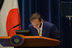 il premier giapponese Suga durante una conferenza stampa.