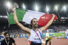 Gianmarco Tamberi festeggia con la medaglia al collo a Zurigo.