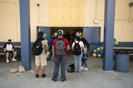 Studenti adolescenti fanno la fila per vaccinarsi contro il Covid-19 alla Woodrow Wilson Senior High School in El Sereno, Los Angeles, California,