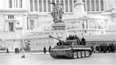 Un carro pesante tedesco Panzer VI Tiger I di fronte al Vittoriano al centro di Roma nel febbraio 1944.