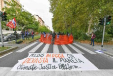 Un blocco stradale organizzato dai ragazzi della Climate Justice Platform, che si sono posizionati in alcune delle vie di accesso al Mico per tentare di bloccare l'arrivo alla Pre-cop a Milano