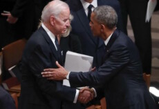 L'ex presidente Barack Obama stringe la mano a Joe Biden in una foto d'archivio.