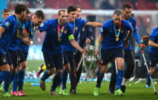Bonucci e Chiellini, insieme ai compagni, festeggiano la vittoria di Euro 2020