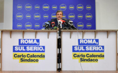 Carlo Calenda durante una conferenza stampa nella sede del suo comitato elettorale, Roma