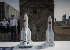 Modelli del Chinese Space Program rockets esposti al 13th China International Aviation and Aerospace Exhibition in Zhuhai, provincia di Guangdong, Cina, 28 Settembre 2021.