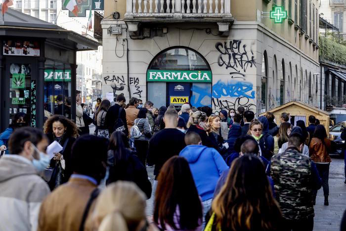 Diverse persone in coda per il test del tampone rapido covid 19 davanti ad una farmacia in porta Venezia a Milano