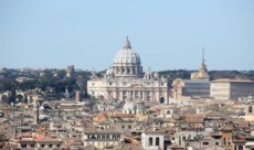 La cupola della basilica di San Pietro tra i tetti della città Roma
