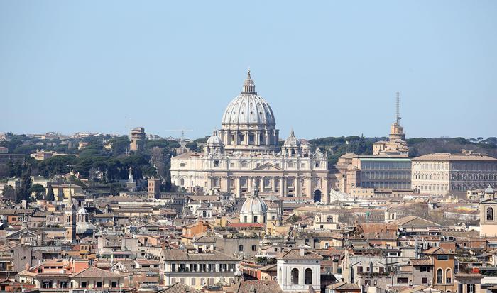 La cupola della basilica di San Pietro tra i tetti della città Roma