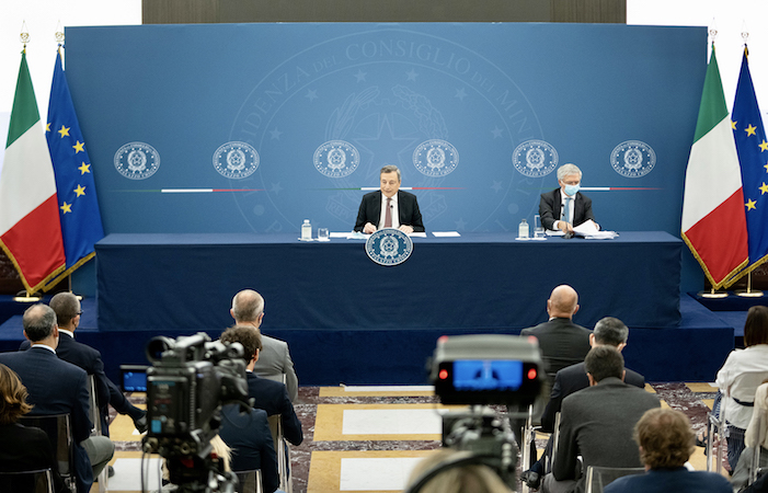 Il Presidente del Consiglio, Mario Draghi, e il Ministro dell’economia e delle finanze, Daniele Franco, tengono una conferenza stampa presso la Sala Polifunzionale della Presidenza del Consiglio