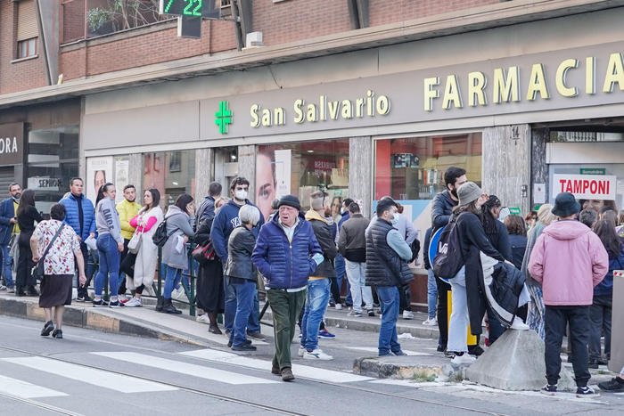 Code davanti alle farmacie domenica pomeriggio, 17 ottobre 2021, in via Madama Cristina, a Torino, dove è stato necessario l'intervento della Polizia per gestire gli assembramenti.