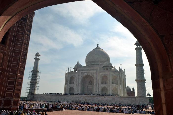 Musulmani in preghiara al Taj Mahal in Agra, India.