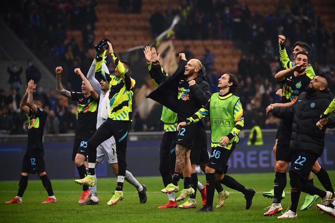 I giocatori dell'Inter festeggiano la vittoria contro lo Sheriff Tiraspol al Meazza.