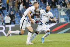 Edin Dzek festeggia con Arturo Vidal il suo gol contro il Sassuolo