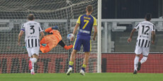 Giovanni Simeone mette a segno il gol del 2-0 del Verona sulla Juventus