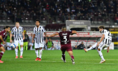 Manuel Locatelli segna il gol della vittoria per la Juventus nel derby con il Torino.