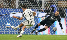 Paulo Dybala realizza il rigore che pareggia Inter-Juventus al Giuseppe Meazza