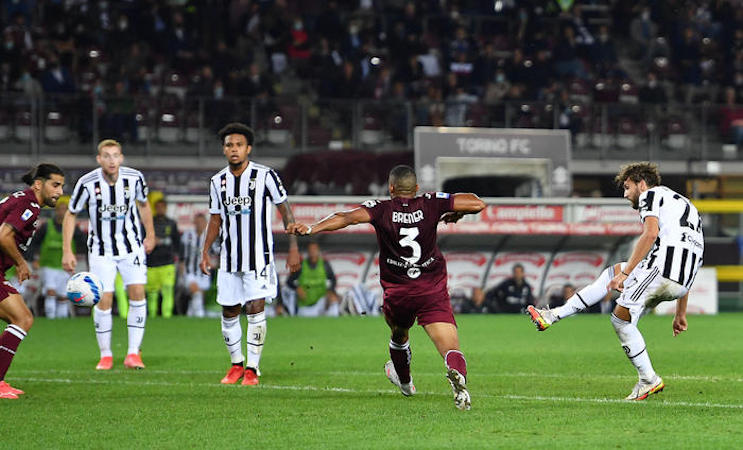 Manuel Locatelli segna il gol della vittoria per la Juventus nel derby con il Torino.