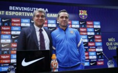 Il presidente del Narca, Joan Laporta, prsenta a Sergi como allenatore della squadra durante una conferenza stampa.
