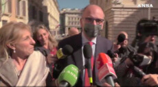 Enrico Letta si dirige al Parlamento accerchiato dai giornalisti