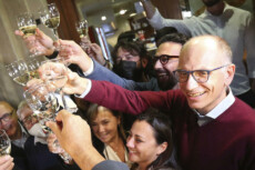 Enrico Letta brinda alla sua vittoria nelle suppletive a Siena..