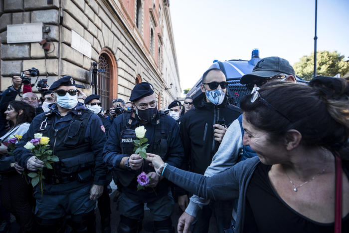 Al grido di "Noi siamo il popolo, noi siamo la democrazia" un gruppo di donne, durante una manifestazione a Roma al Circo Massimo, si è avvicinato con delle rose in mano alle forze dell'ordine che con i blindati stanno chiudendo gli accessi alla piazza, Roma, 15 ottobre 2021
