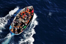 Un barcone con migranti fotografato da un elicottero della Guardia di Finanza a circa 7 miglia da Lampedusa il 19 febbraio 2021