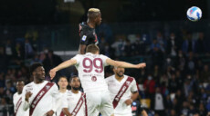 Victor Osimhen segna di testa il gol della vittoria del Napoli sul Torino.
