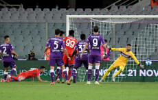 Il gol di testa di Amir Rrahmani porta in vantaggio il Napoli sulla Fiorentina.