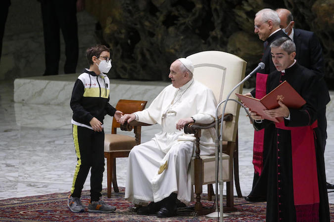 Piccolo fuori programma prima dell'udienza generale di Papa Francesco in Aula Paolo VI. Un bambino ha superato le barriere di sicurezza ed è corso da lui sul palco.Città del Vaticano