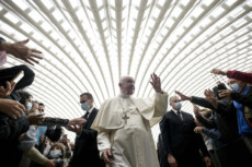 Papa Francesco verso l'Udienza Generale svoltasi nell'Aula Paolo VI. (ANSA)