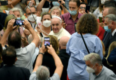 Papa Francesco saluta i fedeli prima della udienza settimanale in Vaticano.