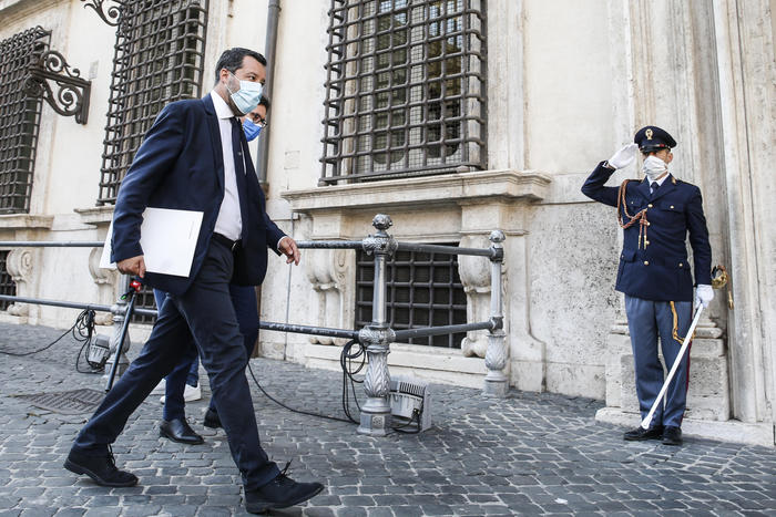 Il segretario della Lega, Matteo Salvini, si dirige a Palazzo Chigi.