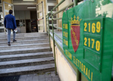 Persone che entrano a votare nel seggio elettorale allestito presso il Liceo Classico Goffredo Mameli nel quartiere Parioli, Roma