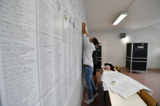 Ultimi ritocchi in un seggio a Roma prima delle votazioni del 3 e 4 ottobre 2021..