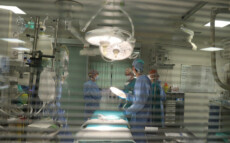 La preparazione della sala operatoria del pronto soccorso dell'ospedale Niguarda, Milano