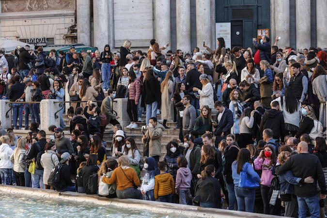 Folla alla Fontana di Trevi, Roma,