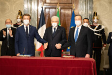 Il Presidente del Consiglio, Mario Draghi, e il Presidente della Repubblica Francese, Emmanuel Macron, firmano il “Trattato tra la Repubblica Italiana e la Repubblica Francese per una cooperazione bilaterale rafforzata” al Quirinale, alla presenza del Presidente Mattarella.