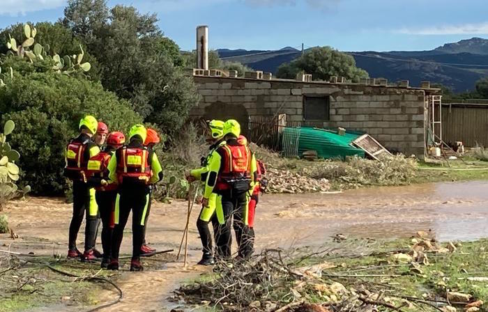 L le squadre dei vigili del fuoco e della protezione civile che hanno avviato le ricerche del disperso in Sardegna