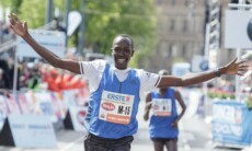 In una foto d'archivio il keniano Albert Korir primo al traguardo della Maratona di NY.