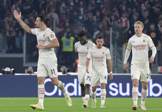 Zlatan Ibrahimovic festeggia il suo gol che porta in vantaggio il Milan sulla Roma all'Olimpico.